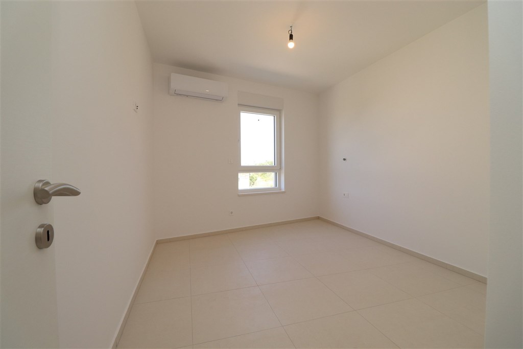 na-prodej-prostorny-apartman-se-3-loznicemi-a-vyhledem-na-more-vodice-chorvatsko