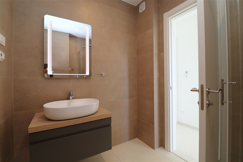 na-prodej-prostorny-apartman-se-3-loznicemi-a-vyhledem-na-more-vodice-chorvatsko