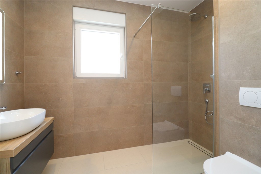 na-prodej-prostorny-apartman-se-3-loznicemi-a-vyhledem-na-more-vodice-chorvatsko