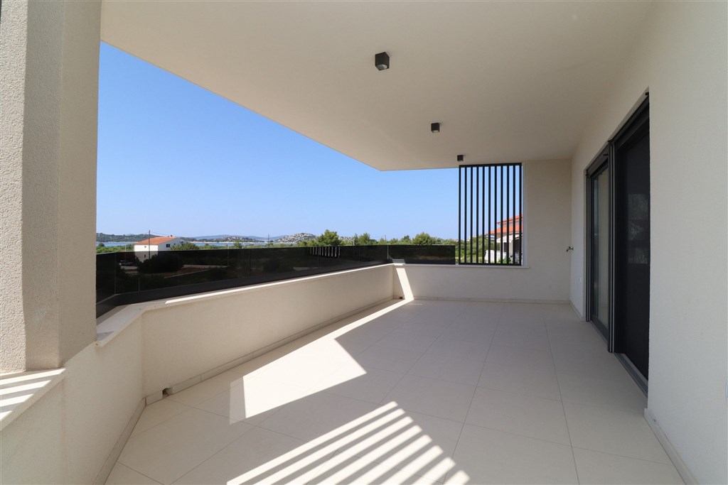 na-prodej-prostorny-apartman-se-3-loznicemi-a-vyhledem-na-more-vodice-chorvatsko