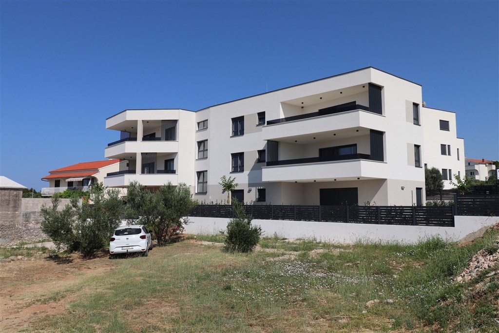 na-prodej-prostorny-apartman-se-3-loznicemi-a-vyhledem-na-more-vodice-chorvatsko
