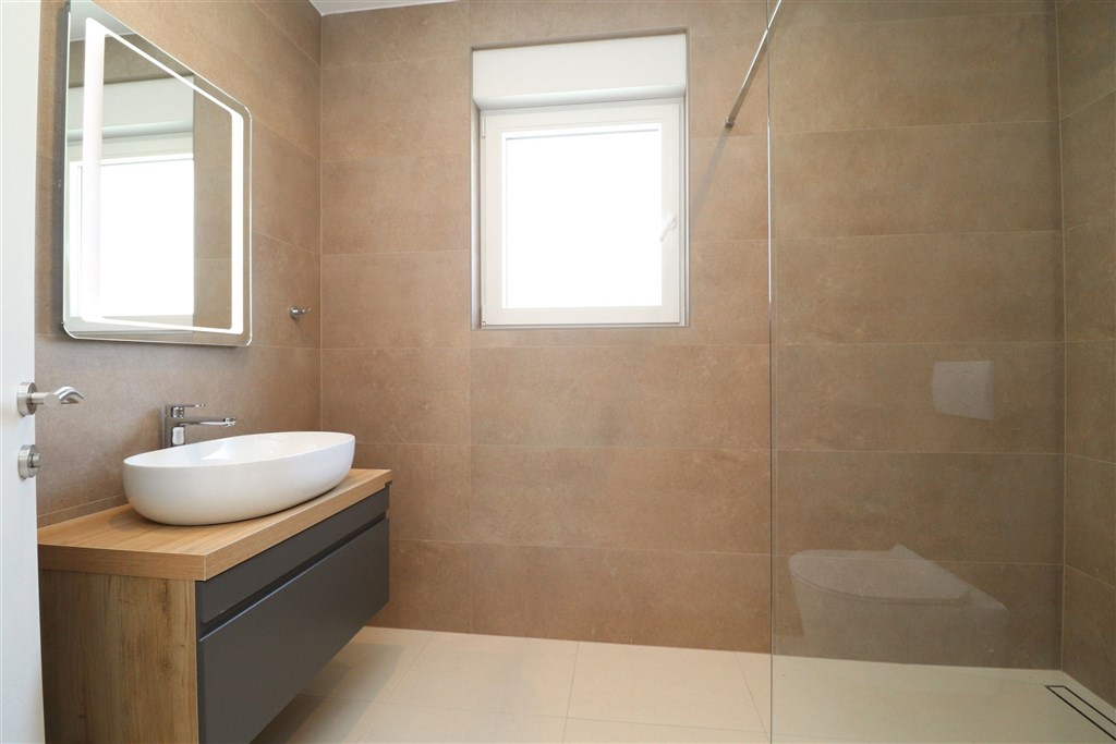 na-prodej-prostorny-apartman-se-3-loznicemi-a-vyhledem-na-more-vodice-chorvatsko