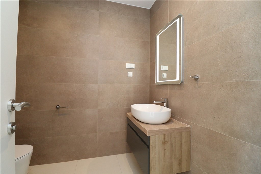 na-prodej-prostorny-apartman-se-3-loznicemi-a-vyhledem-na-more-vodice-chorvatsko