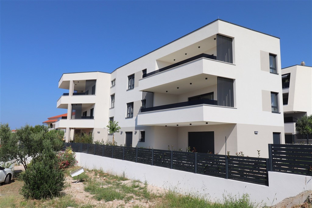 na-prodej-prostorny-apartman-se-2-loznicemi-a-vyhledem-na-more-vodice-chorvatsko