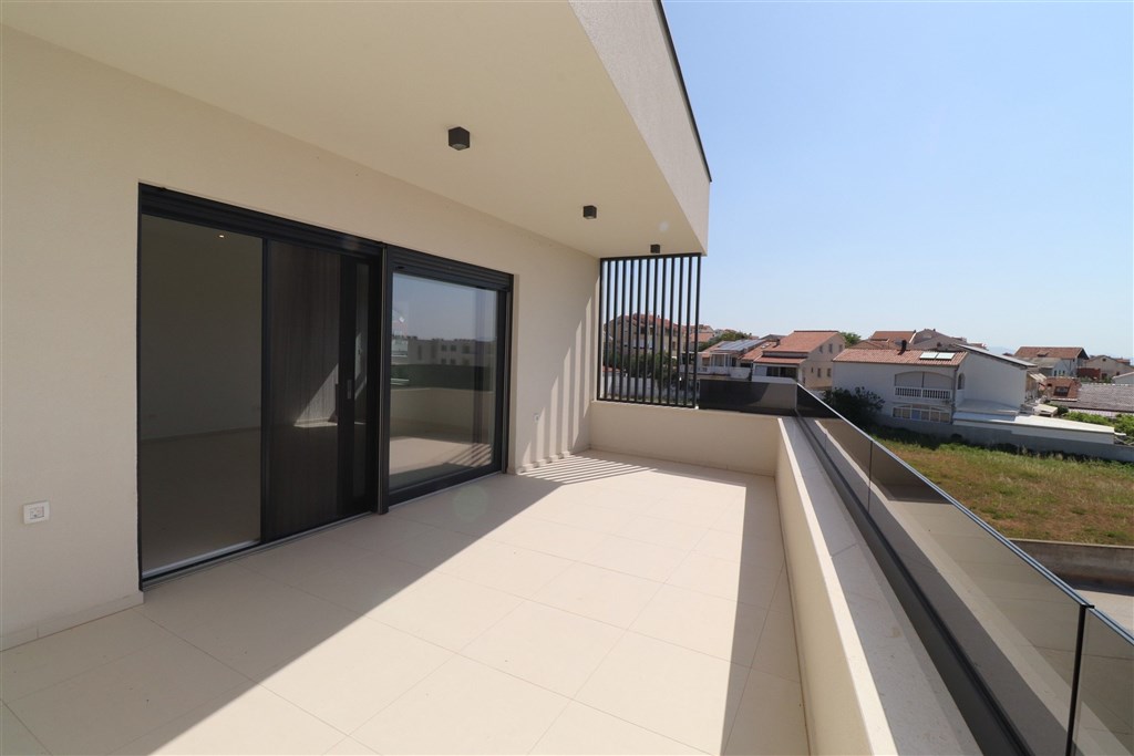 na-prodej-prostorny-apartman-se-2-loznicemi-a-vyhledem-na-more-vodice-chorvatsko