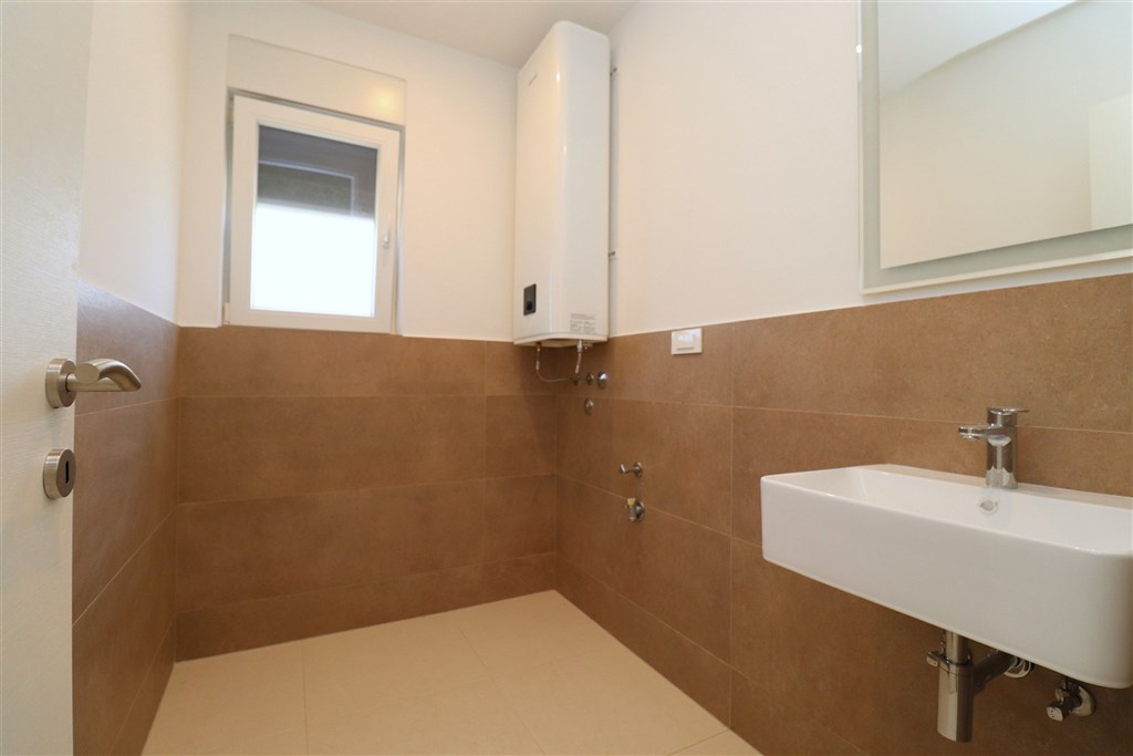 na-prodej-prostorny-apartman-se-2-loznicemi-a-vyhledem-na-more-vodice-chorvatsko