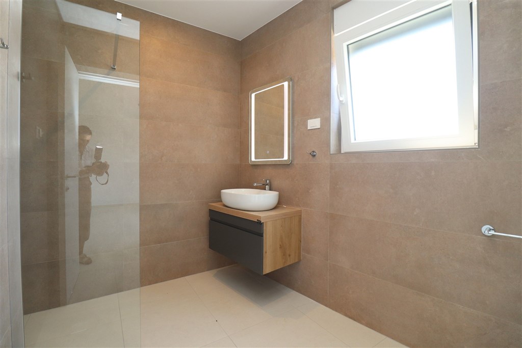 na-prodej-prostorny-apartman-se-2-loznicemi-a-vyhledem-na-more-vodice-chorvatsko