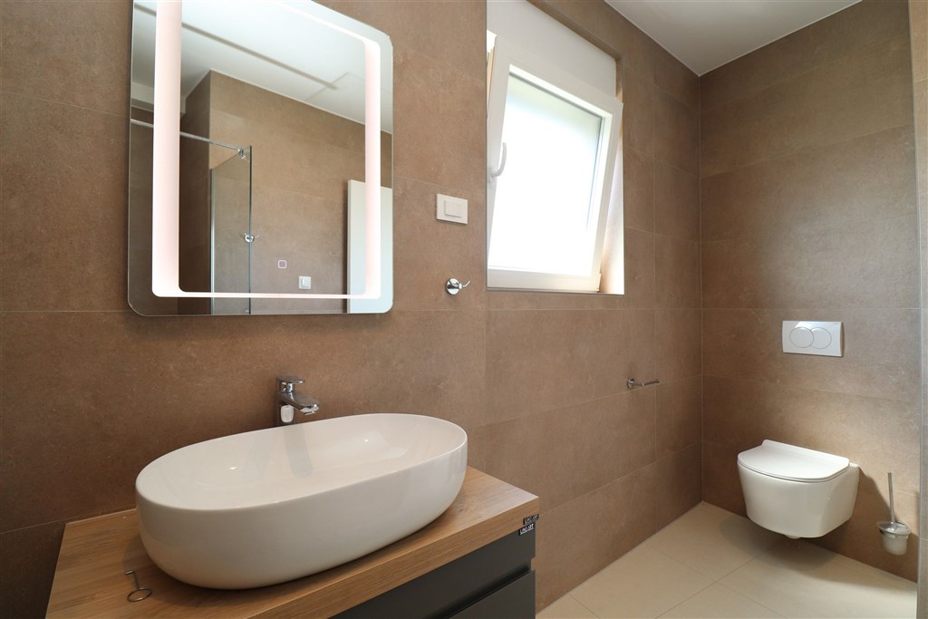 na-prodej-prostorny-apartman-se-2-loznicemi-a-vyhledem-na-more-vodice-chorvatsko