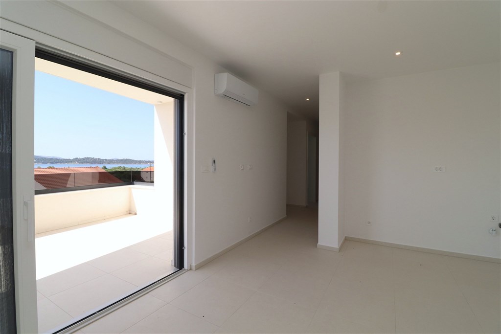 na-prodej-prostorny-apartman-se-2-loznicemi-a-vyhledem-na-more-vodice-chorvatsko