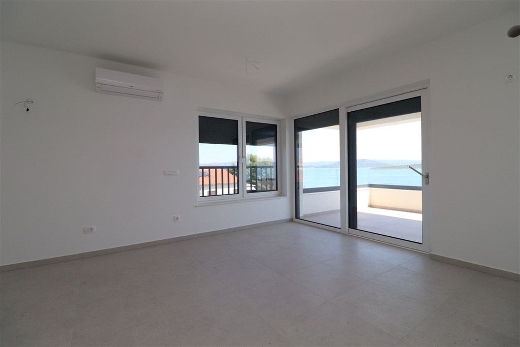 na-prodej-novy-a-velmi-pekny-apartman-se-2-loznicemi-v-1-rade-u-more-betina-chorvatskou