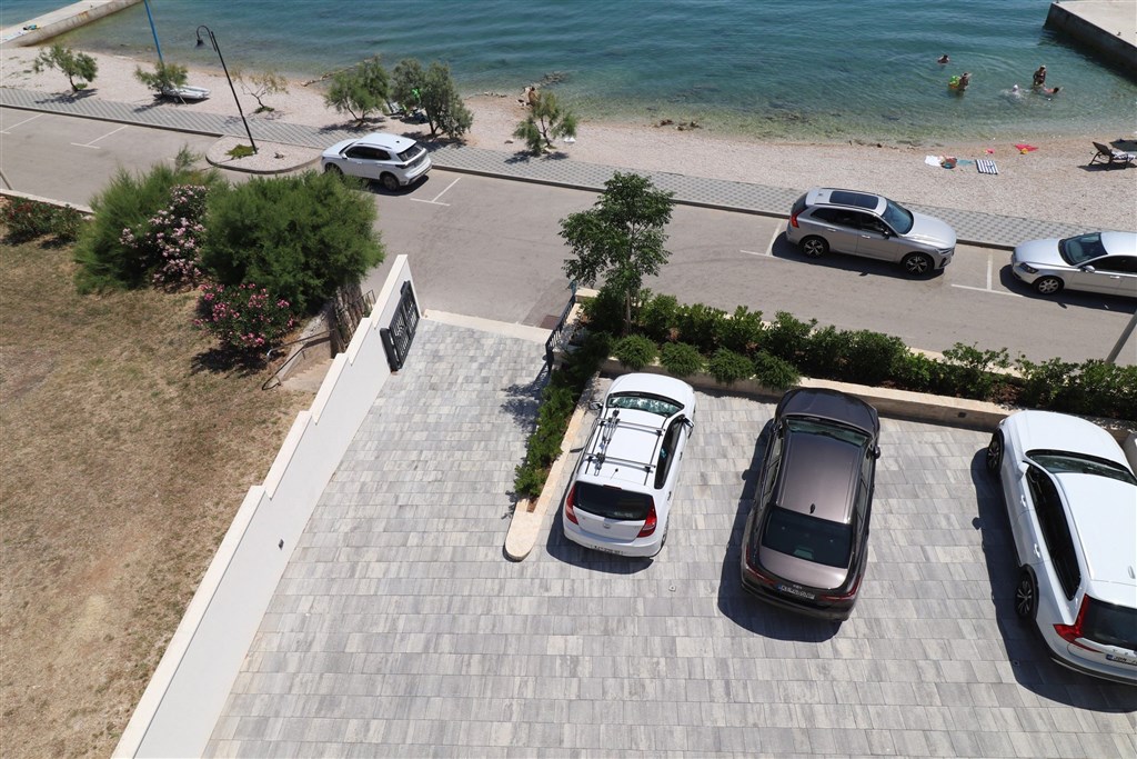 na-prodej-novy-a-velmi-pekny-apartman-se-2-loznicemi-v-1-rade-u-more-betina-chorvatskou