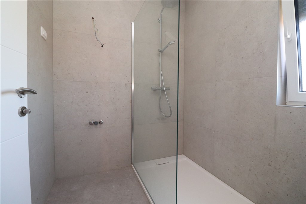na-prodej-novy-a-velmi-pekny-apartman-se-2-loznicemi-v-1-rade-u-more-betina-chorvatskou