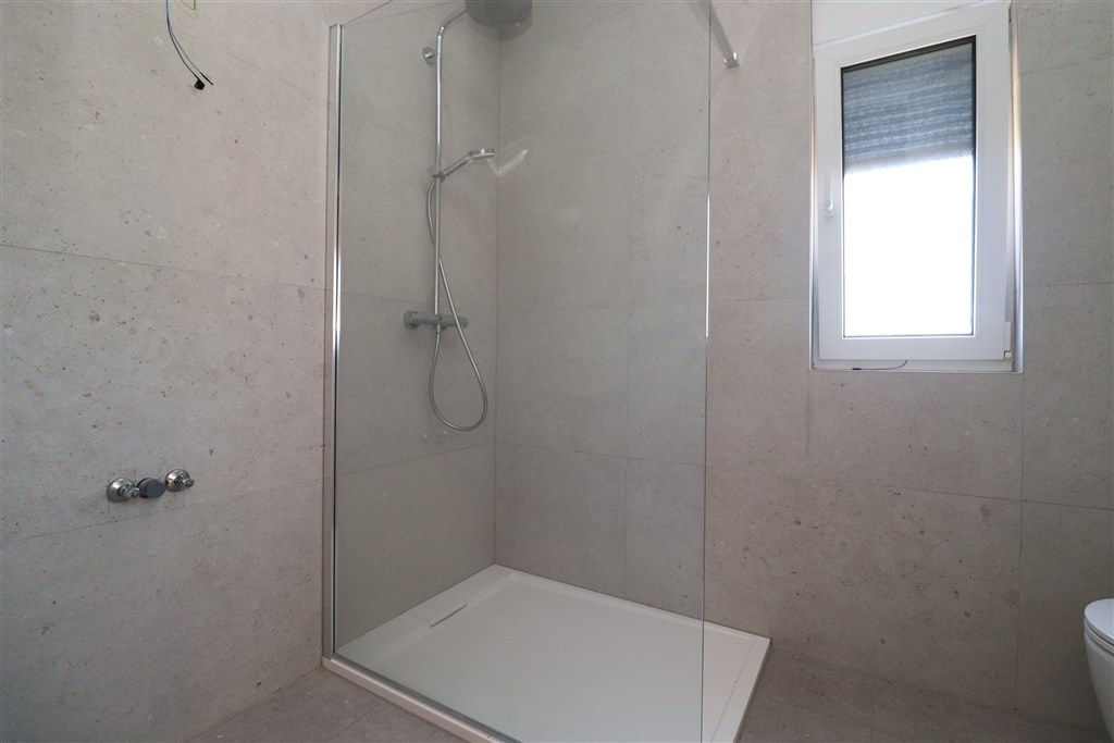 na-prodej-novy-a-velmi-pekny-apartman-se-2-loznicemi-v-1-rade-u-more-betina-chorvatskou