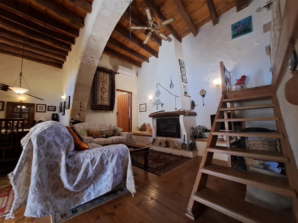 na-prodej-historicky-zrekonstruovany-dum-se-zahradou-a-virivkou-v-paleloni-oblast-chania-kreta