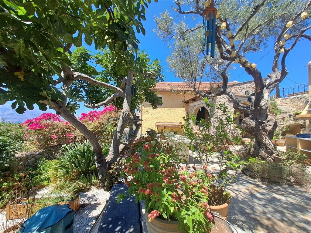 na-prodej-historicky-zrekonstruovany-dum-se-zahradou-a-virivkou-v-paleloni-oblast-chania-kreta