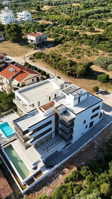 na-prodej-luxusni-apartman-se-2-loznicemi-v-novostavbe-s-castecnym-vyhledem-na-more-zadarkozino-chorvatsko