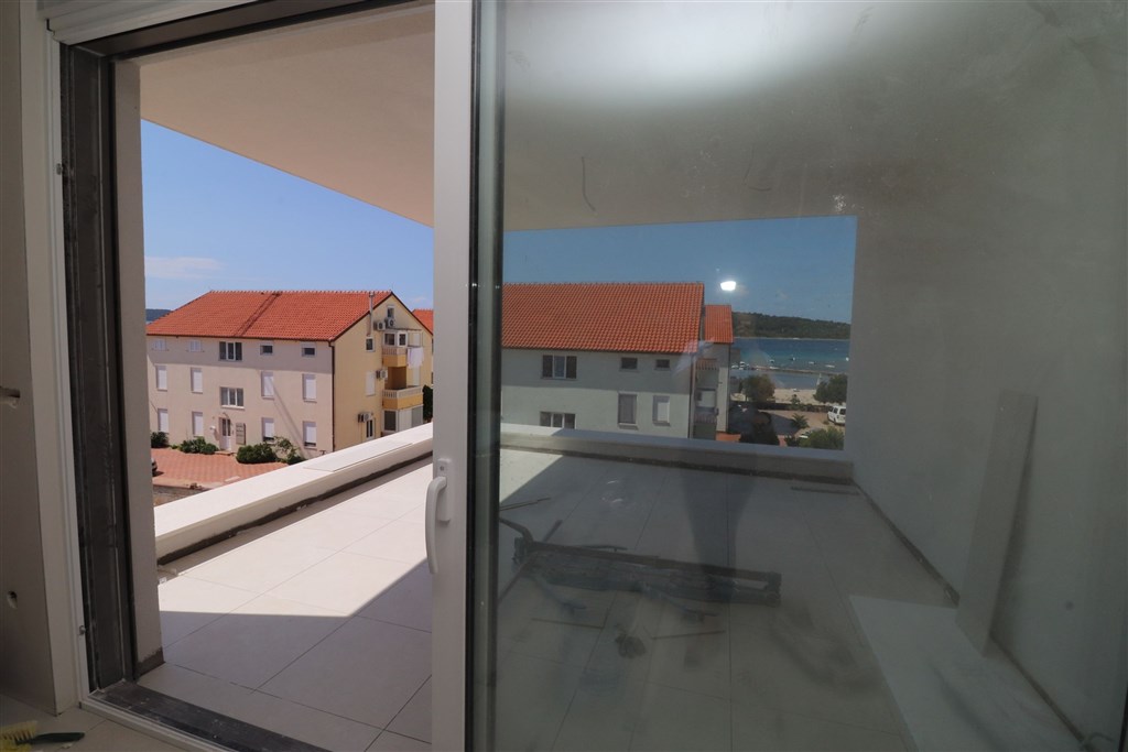 na-prodej-komfortni-apartman-se-stresni-terasou-a-panoramatickym-vyhledem-na-more-srima-chorvatsko