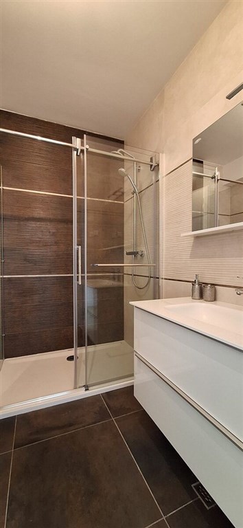 na-prodej-slunny-apartman-s-2-loznicemi-garazovym-stanim-a-vyhledem-na-more-a-stare-mesto-primosten-chorvatsko