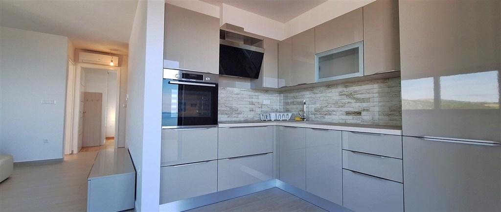 na-prodej-slunny-apartman-s-2-loznicemi-garazovym-stanim-a-vyhledem-na-more-a-stare-mesto-primosten-chorvatsko