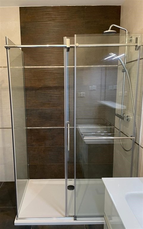 na-prodej-slunny-apartman-s-2-loznicemi-garazovym-stanim-a-vyhledem-na-more-a-stare-mesto-primosten-chorvatsko