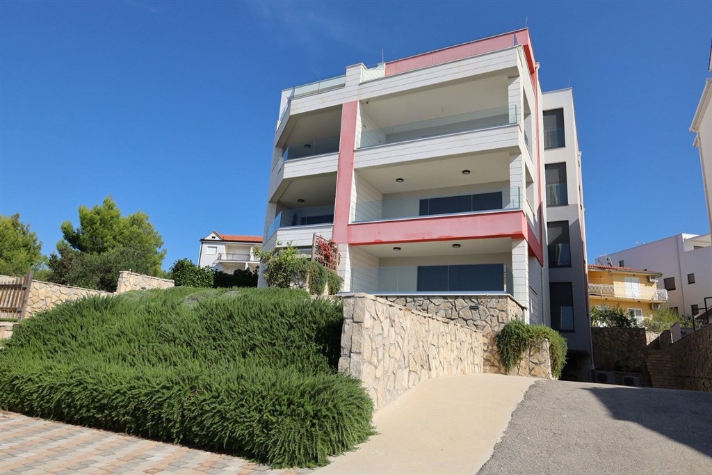 na-prodej-slunny-apartman-s-2-loznicemi-garazovym-stanim-a-vyhledem-na-more-a-stare-mesto-primosten-chorvatsko
