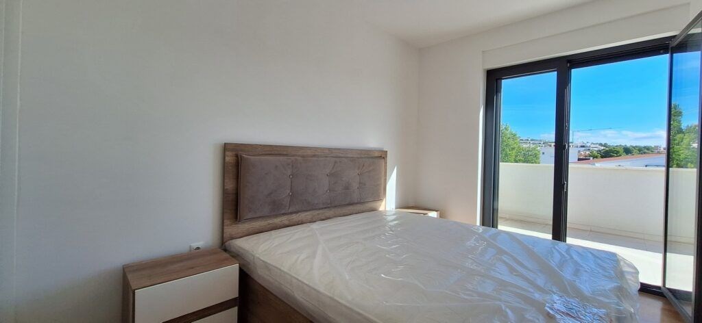 na-prodej-slunny-apartman-s-2-loznicemi-garazovym-stanim-a-vyhledem-na-more-a-stare-mesto-primosten-chorvatsko