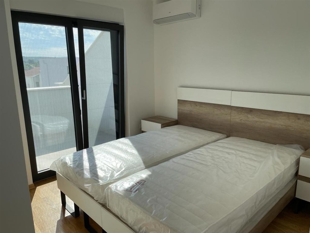 na-prodej-slunny-apartman-s-2-loznicemi-garazovym-stanim-a-vyhledem-na-more-a-stare-mesto-primosten-chorvatsko