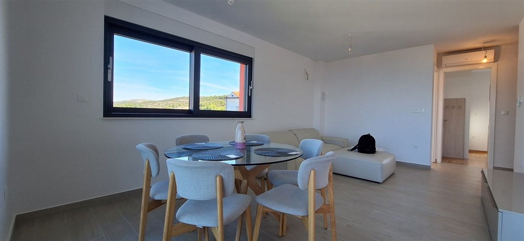 na-prodej-slunny-apartman-s-2-loznicemi-garazovym-stanim-a-vyhledem-na-more-a-stare-mesto-primosten-chorvatsko