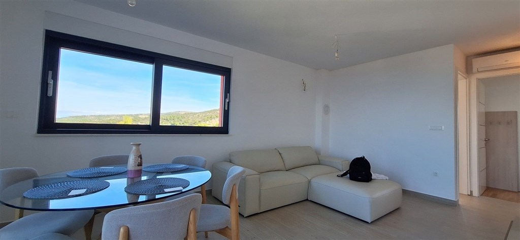 na-prodej-slunny-apartman-s-2-loznicemi-garazovym-stanim-a-vyhledem-na-more-a-stare-mesto-primosten-chorvatsko