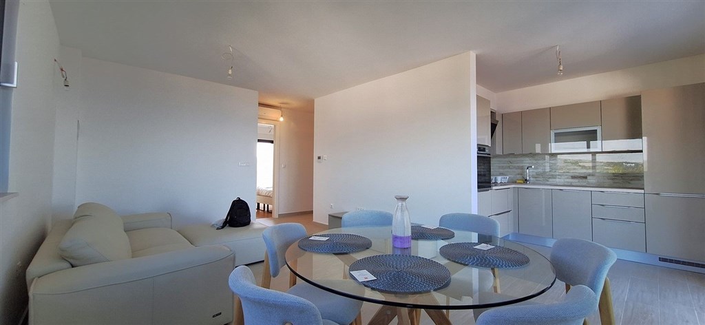 na-prodej-slunny-apartman-s-2-loznicemi-garazovym-stanim-a-vyhledem-na-more-a-stare-mesto-primosten-chorvatsko