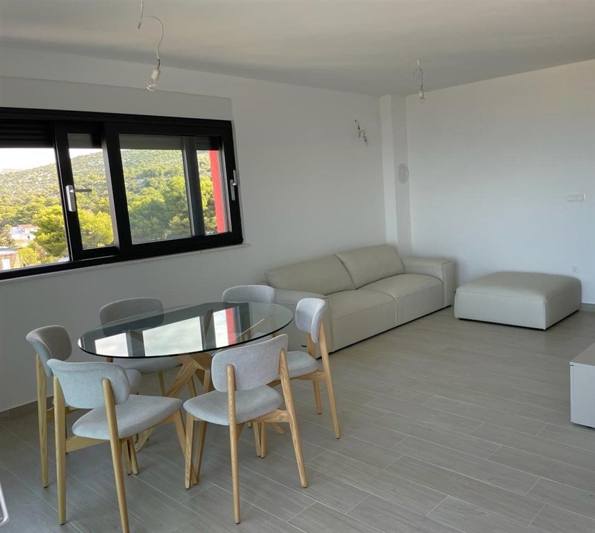 na-prodej-slunny-apartman-s-2-loznicemi-garazovym-stanim-a-vyhledem-na-more-a-stare-mesto-primosten-chorvatsko
