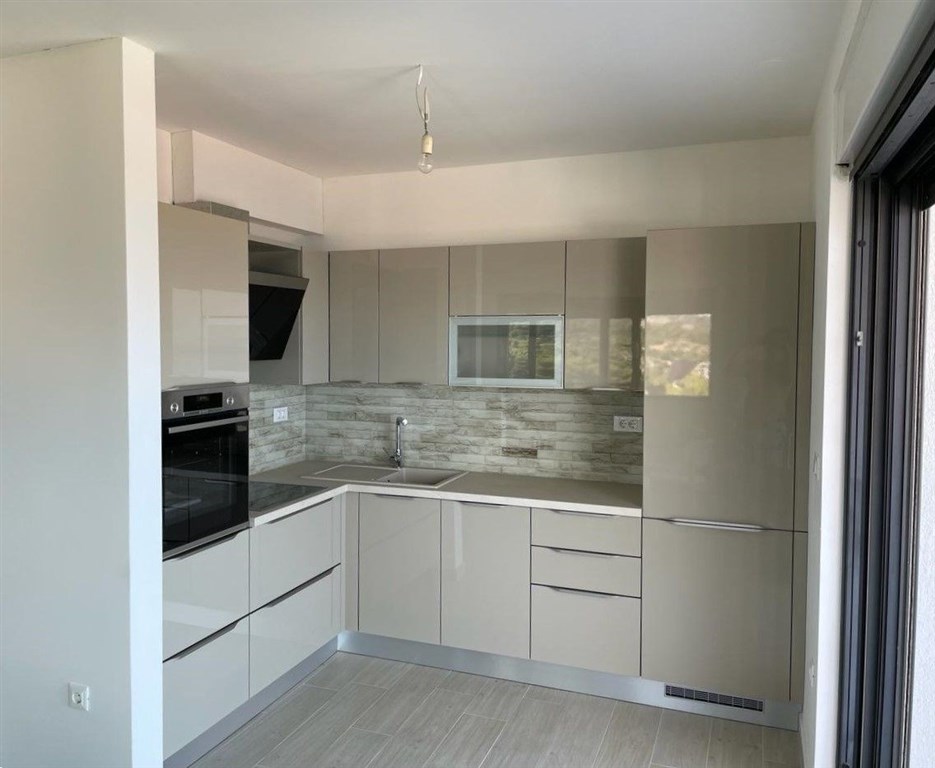 na-prodej-slunny-apartman-s-2-loznicemi-garazovym-stanim-a-vyhledem-na-more-a-stare-mesto-primosten-chorvatsko