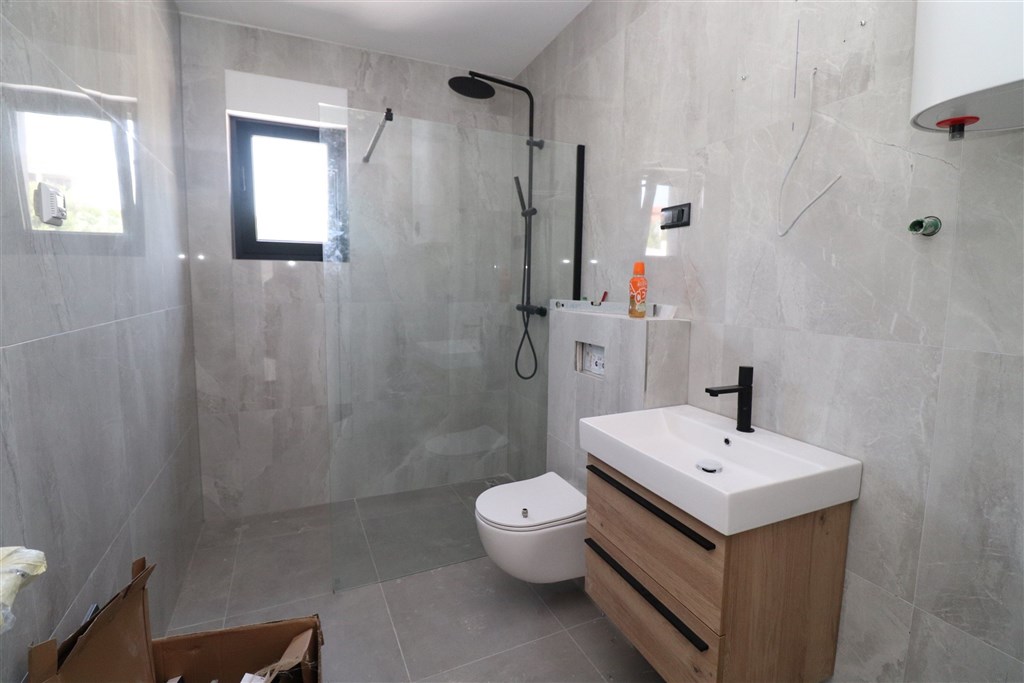 na-prodej-novy-apartman-s-2-loznicemi-a-zahradou-pobliz-more-brodarica-chorvatsko