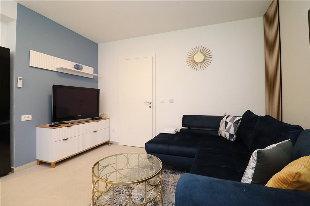 na-prodej-moderni-apartman-s-1-loznici-a-predzahradkou-v-1-rade-u-more-betina-chorvatsko