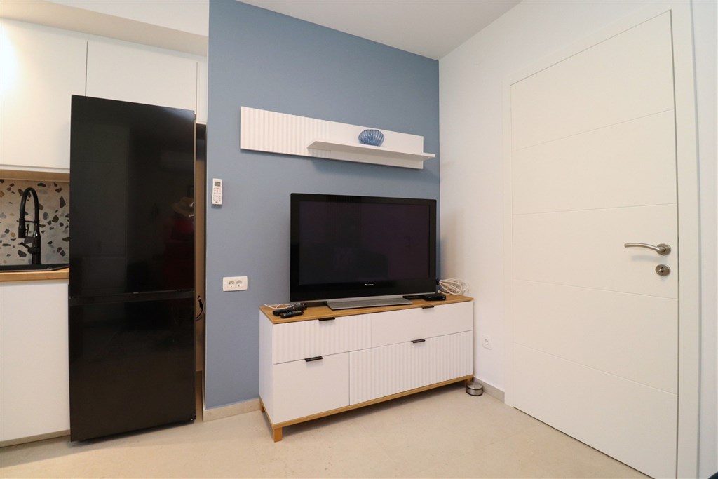 na-prodej-moderni-apartman-s-1-loznici-a-predzahradkou-v-1-rade-u-more-betina-chorvatsko