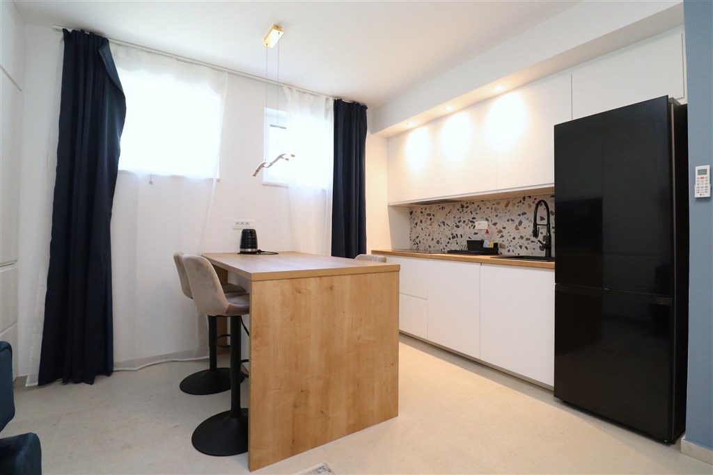 na-prodej-moderni-apartman-s-1-loznici-a-predzahradkou-v-1-rade-u-more-betina-chorvatsko