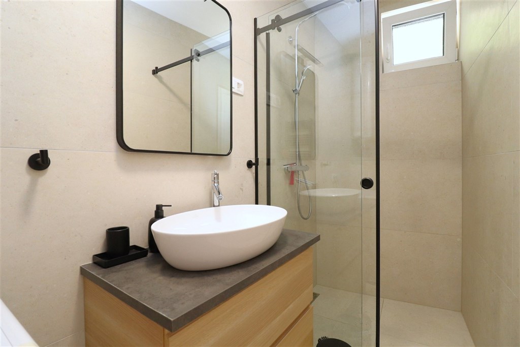 na-prodej-moderni-apartman-s-1-loznici-a-predzahradkou-v-1-rade-u-more-betina-chorvatsko