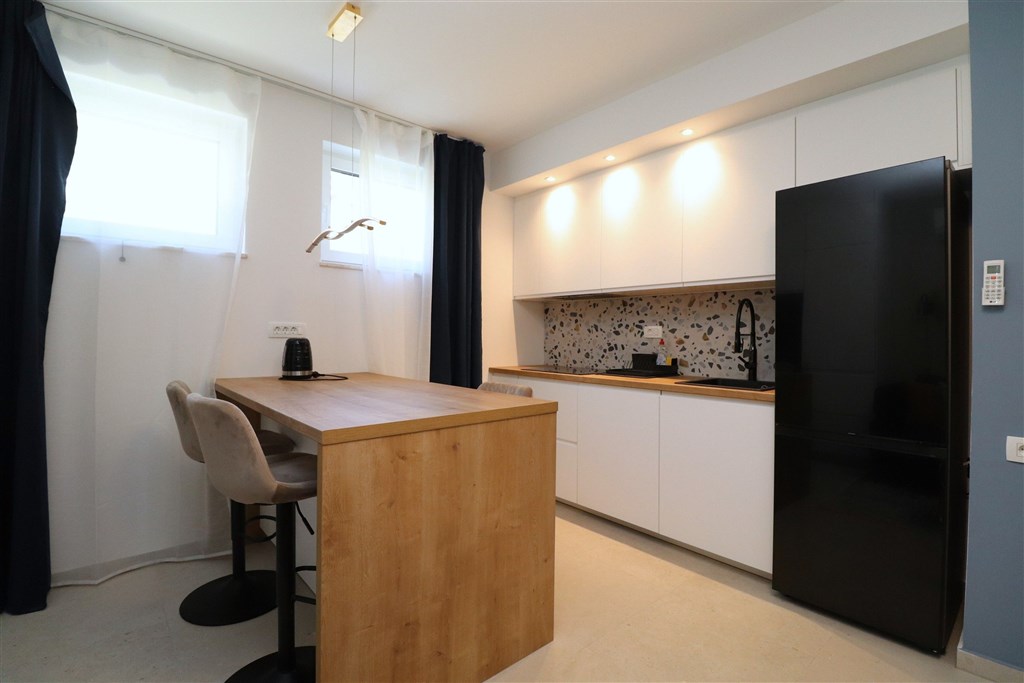 na-prodej-moderni-apartman-s-1-loznici-a-predzahradkou-v-1-rade-u-more-betina-chorvatsko