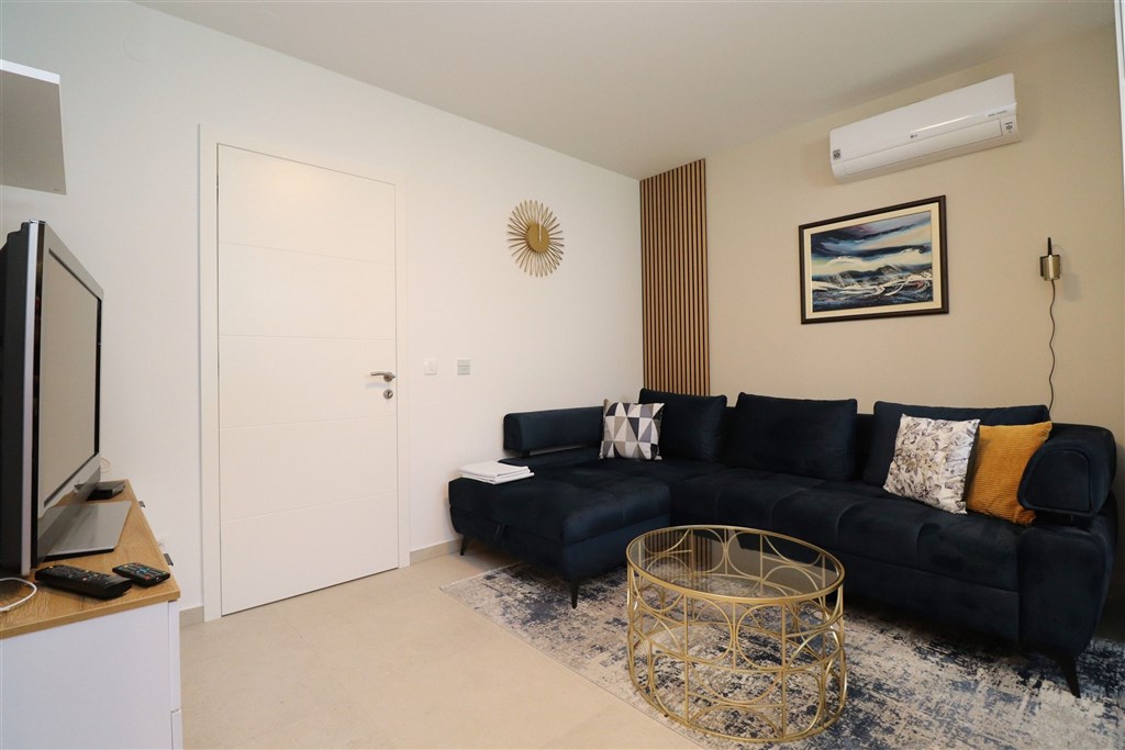 na-prodej-moderni-apartman-s-1-loznici-a-predzahradkou-v-1-rade-u-more-betina-chorvatsko