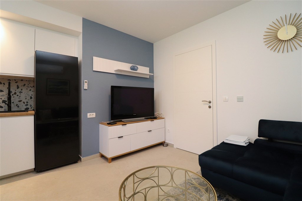 na-prodej-moderni-apartman-s-1-loznici-a-predzahradkou-v-1-rade-u-more-betina-chorvatsko