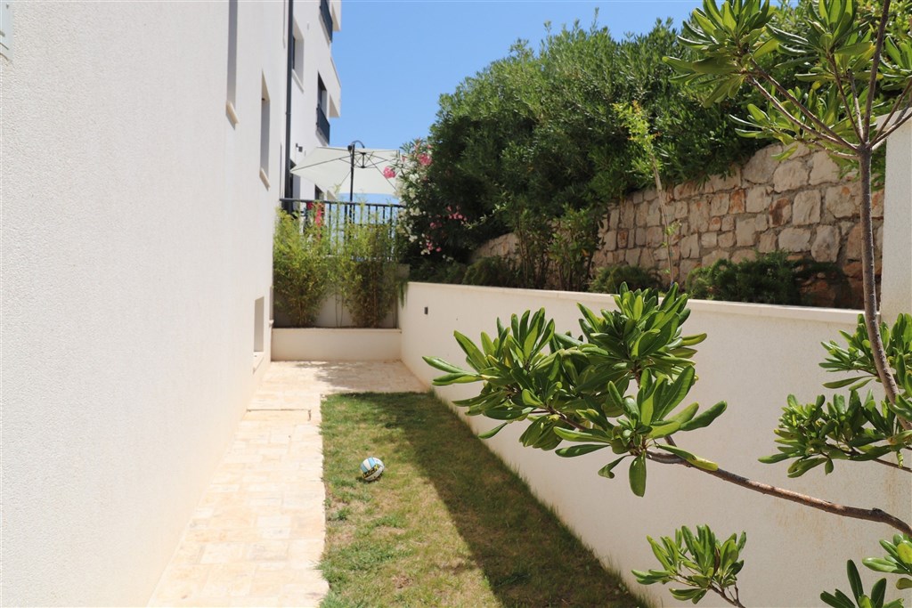 na-prodej-moderni-apartman-s-1-loznici-a-predzahradkou-v-1-rade-u-more-betina-chorvatsko