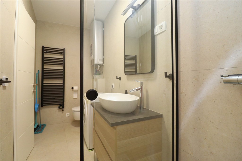 na-prodej-moderni-apartman-s-1-loznici-a-predzahradkou-v-1-rade-u-more-betina-chorvatsko