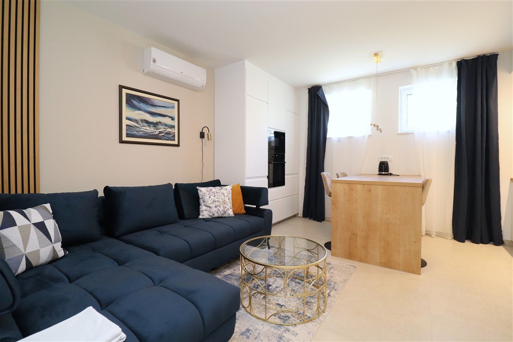 na-prodej-moderni-apartman-s-1-loznici-a-predzahradkou-v-1-rade-u-more-betina-chorvatsko