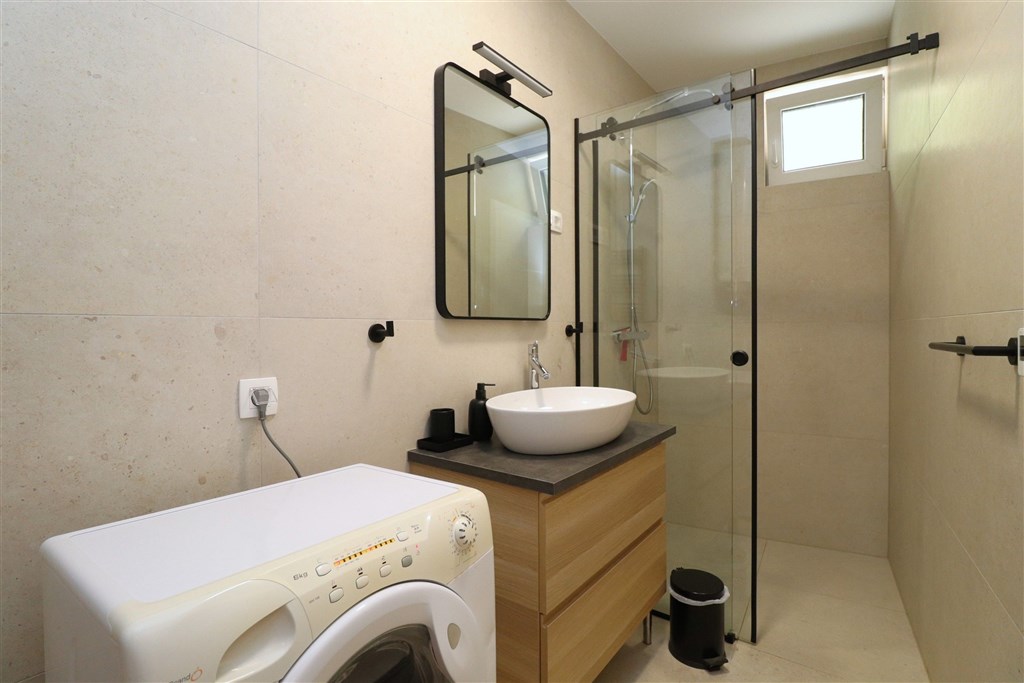 na-prodej-moderni-apartman-s-1-loznici-a-predzahradkou-v-1-rade-u-more-betina-chorvatsko