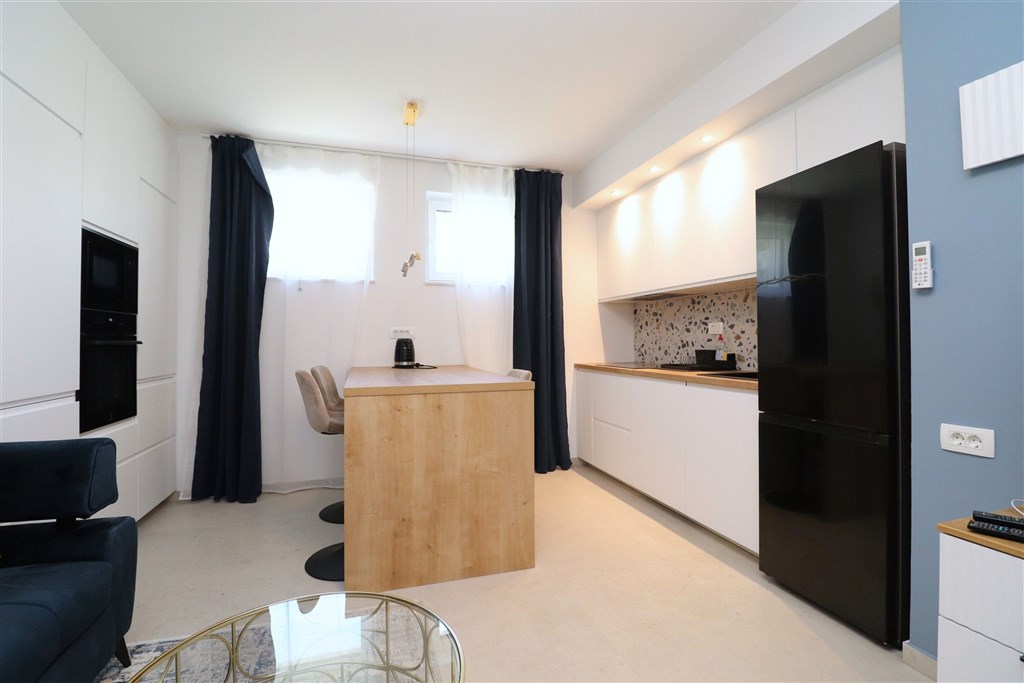 na-prodej-moderni-apartman-s-1-loznici-a-predzahradkou-v-1-rade-u-more-betina-chorvatsko