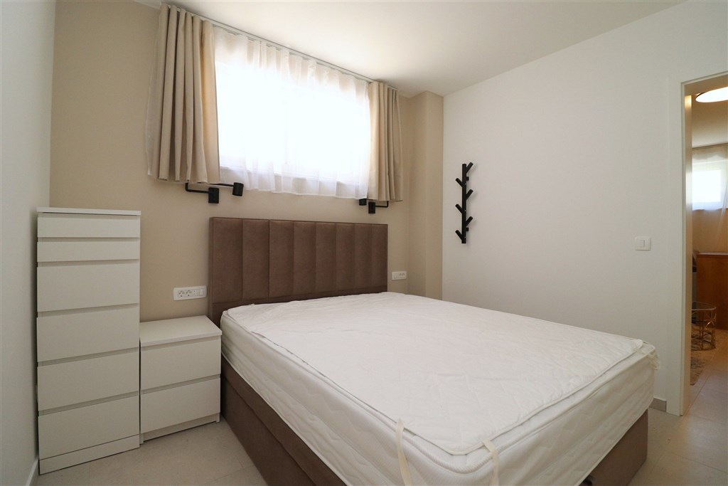 na-prodej-moderni-apartman-s-1-loznici-a-predzahradkou-v-1-rade-u-more-betina-chorvatsko