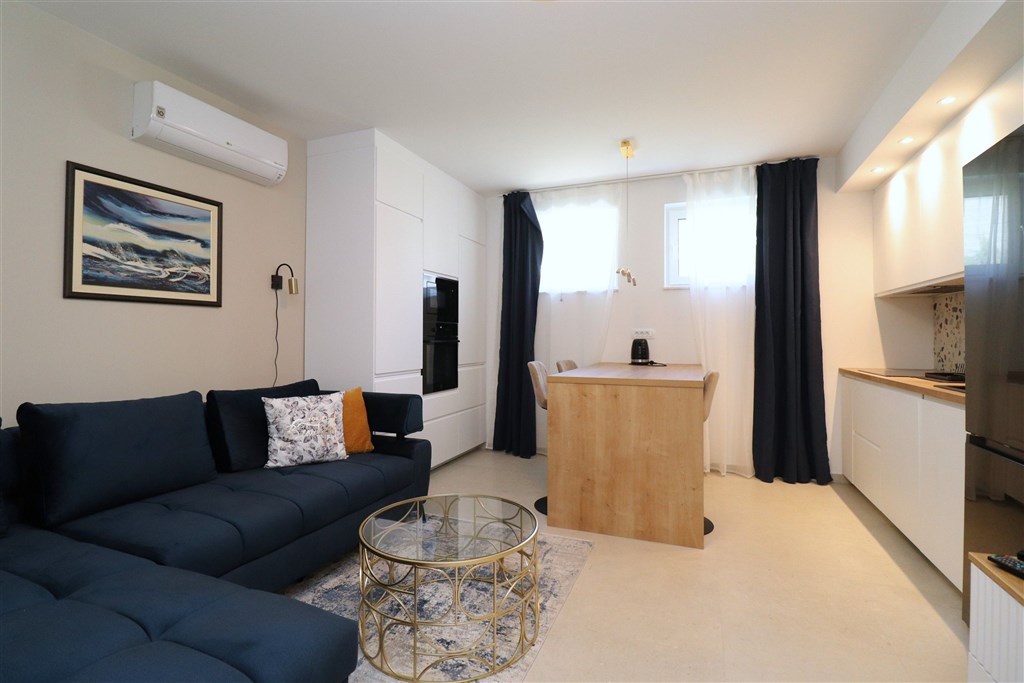 na-prodej-moderni-apartman-s-1-loznici-a-predzahradkou-v-1-rade-u-more-betina-chorvatsko