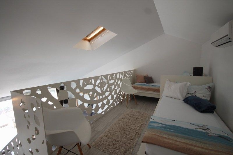 na-prodej-prostorny-apartman-s-1-loznici-galerii-velkou-terasou-garazovym-stanim-a-krasnym-vyhledem-na-more-mimice-chorvatsko
