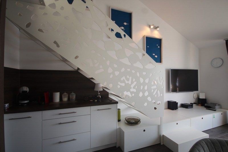 na-prodej-prostorny-apartman-s-1-loznici-galerii-velkou-terasou-garazovym-stanim-a-krasnym-vyhledem-na-more-mimice-chorvatsko