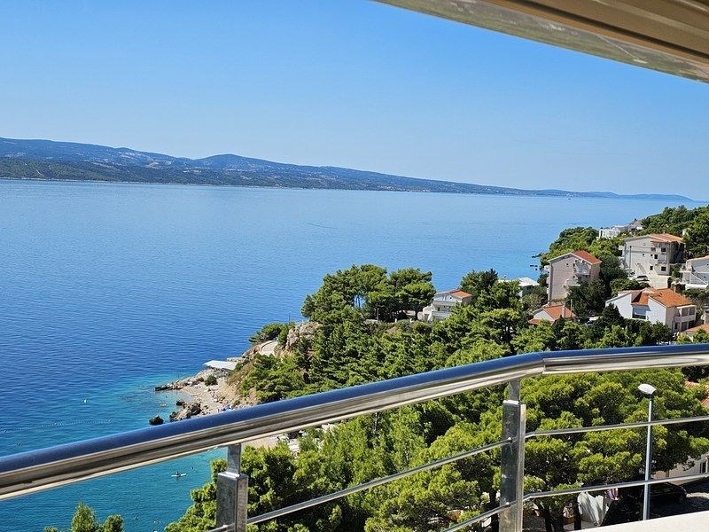 na-prodej-prostorny-apartman-s-1-loznici-galerii-velkou-terasou-garazovym-stanim-a-krasnym-vyhledem-na-more-mimice-chorvatsko